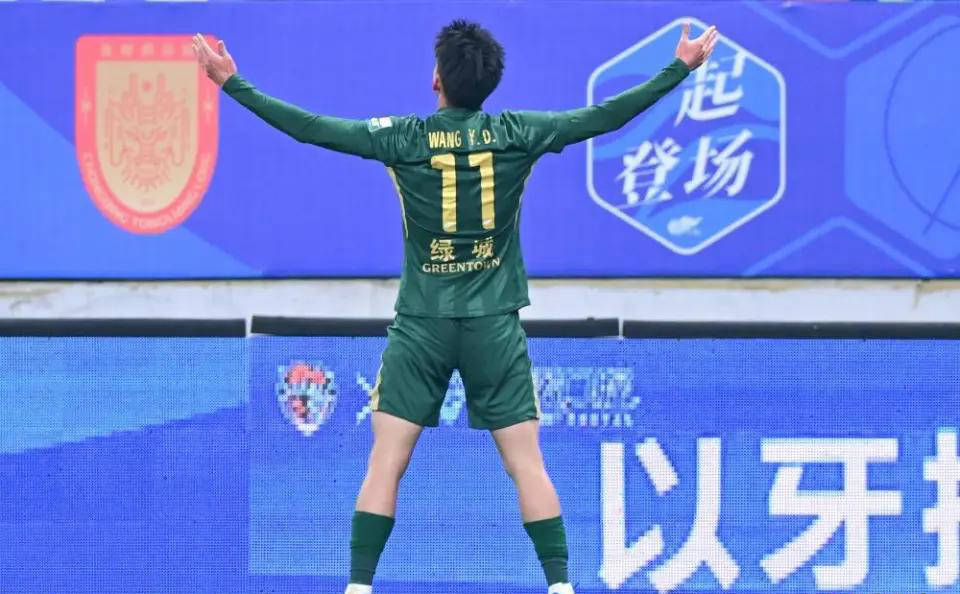 王钰栋终结5场进球荒!进球被吹后轰出世界波,复刻C罗SIU,全场欢庆